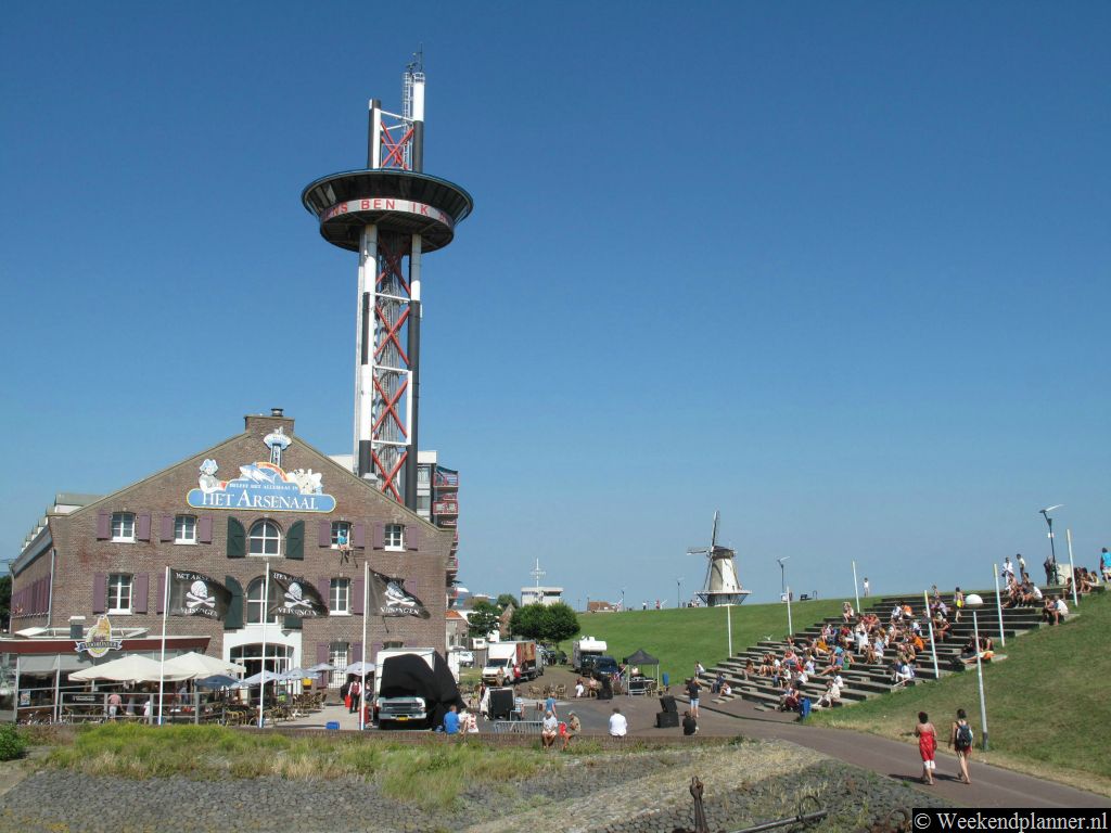 Als je kleine kinderen hebt is het Arsenaal een leuke attractie. In het gebouw  is een Piratenpark en een Zeeaquarium met haaien en roggen gevestigd. Andere attracties in het gebouw zijn een theater, twee restaurants, een snookerhal en een speelautomatenhal.  Tips: Piratenpark en Zeeaquarium het Arsenaal.